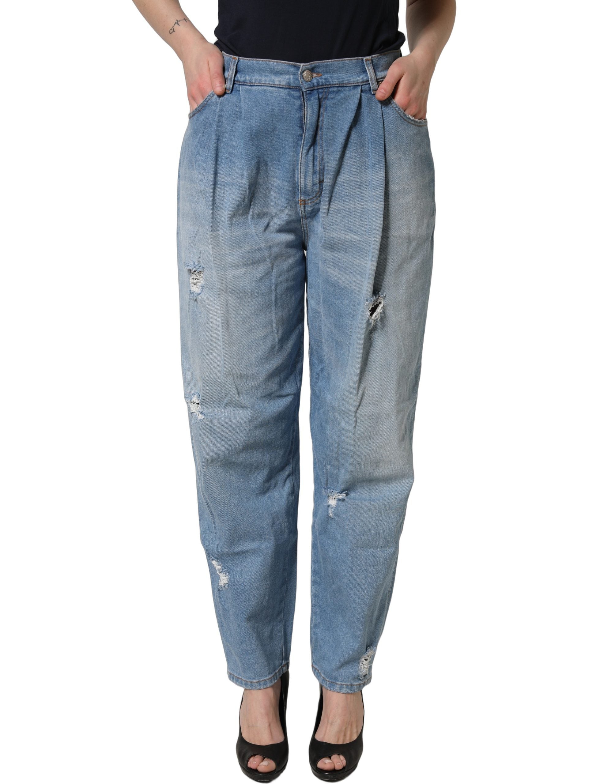 Jeans en denim coton bleu délavé et plissé de Dolce & Gabbana, style déchiré et tendance, vue de face.