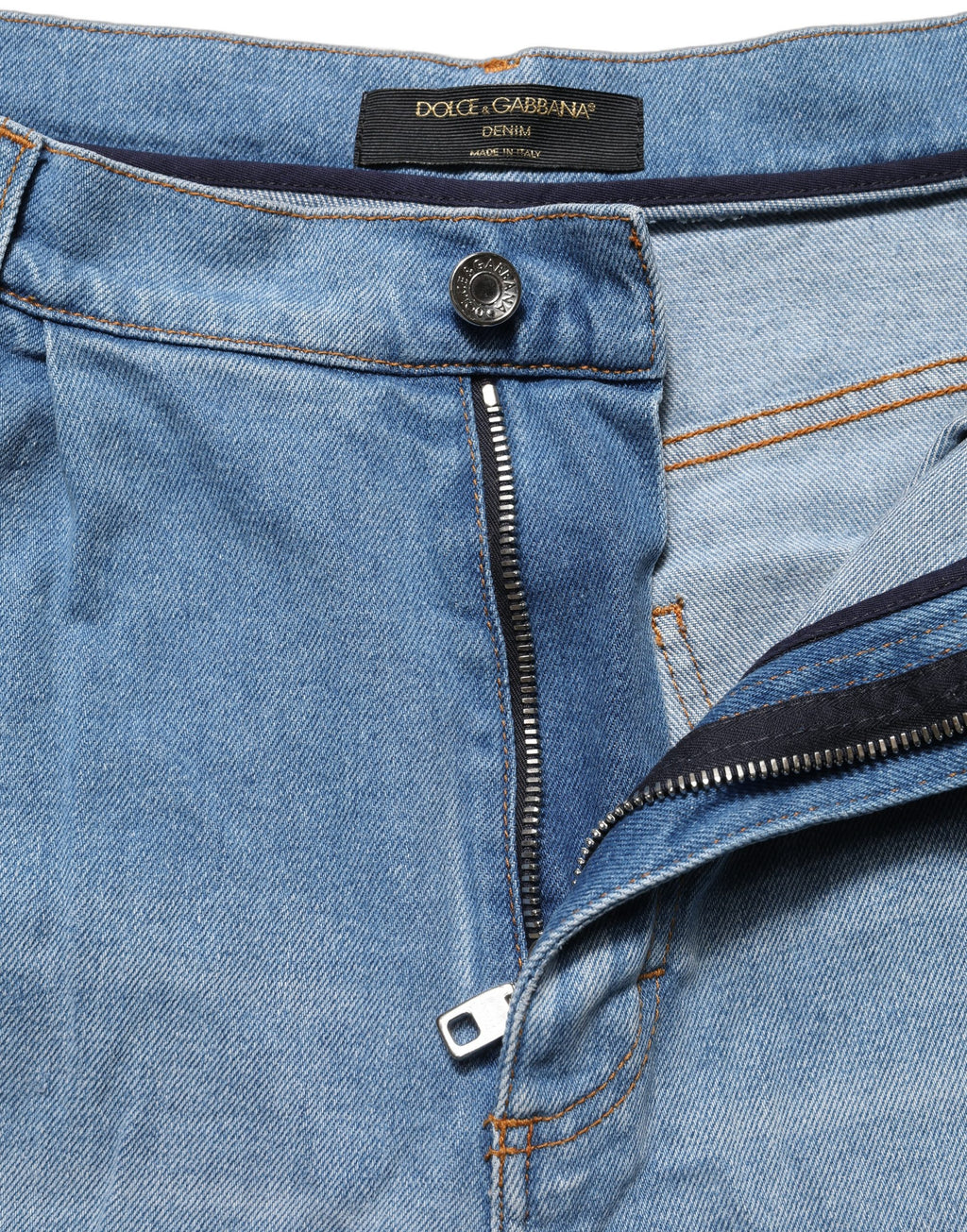 Jeans en denim coton bleu délavé avec plis, de la marque Dolce & Gabbana, visibles détails déchirés et usés.
