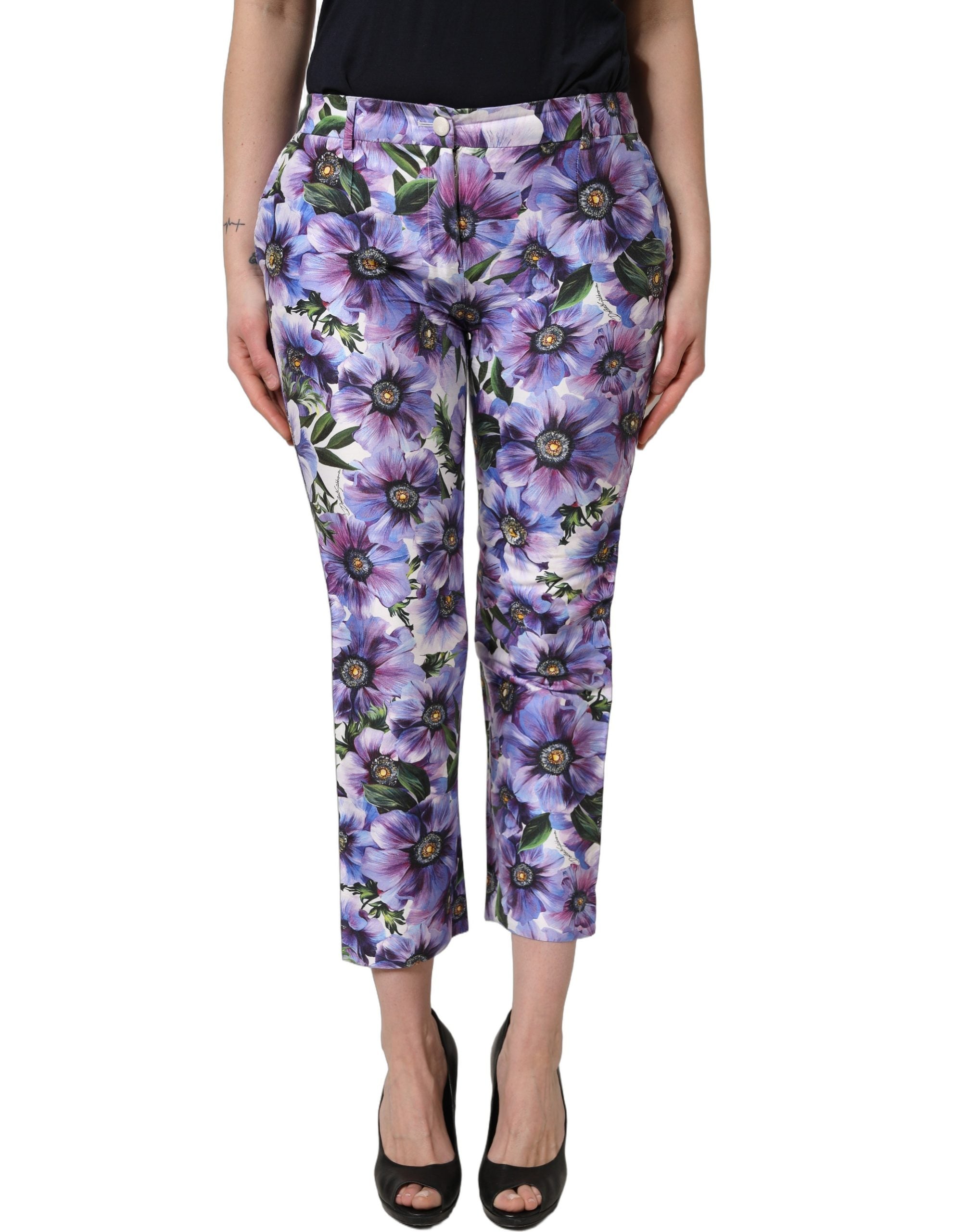 Pantalon court Dolce & Gabbana à imprimé floral multicolore, style cropped, en tissu léger avec détails colorés.