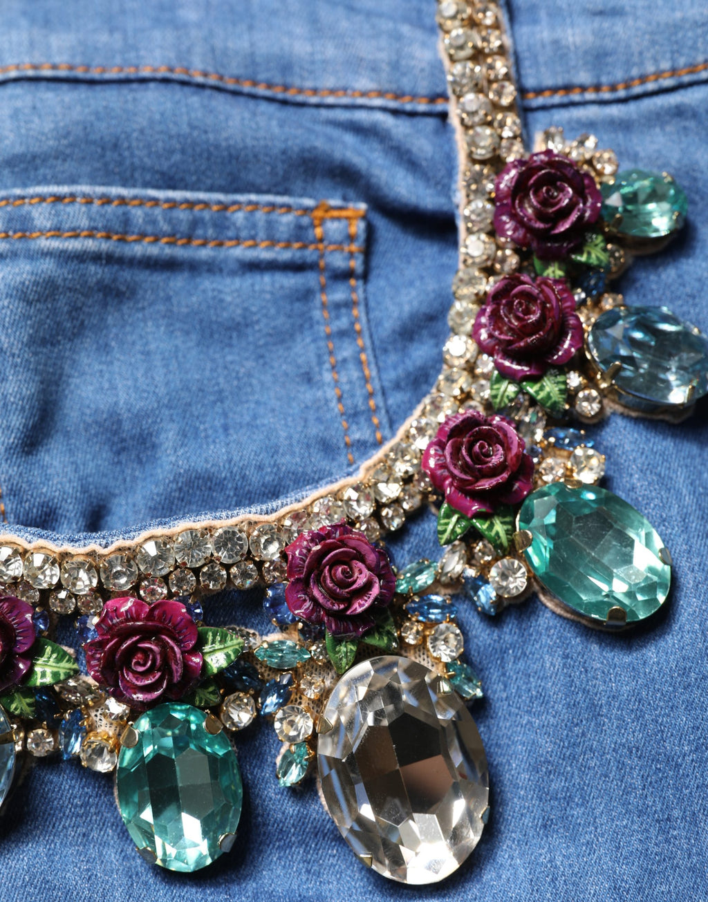 Shorts bermuda en coton bleu Dolce & Gabbana avec embellissements en denim, style décontracté et chic.