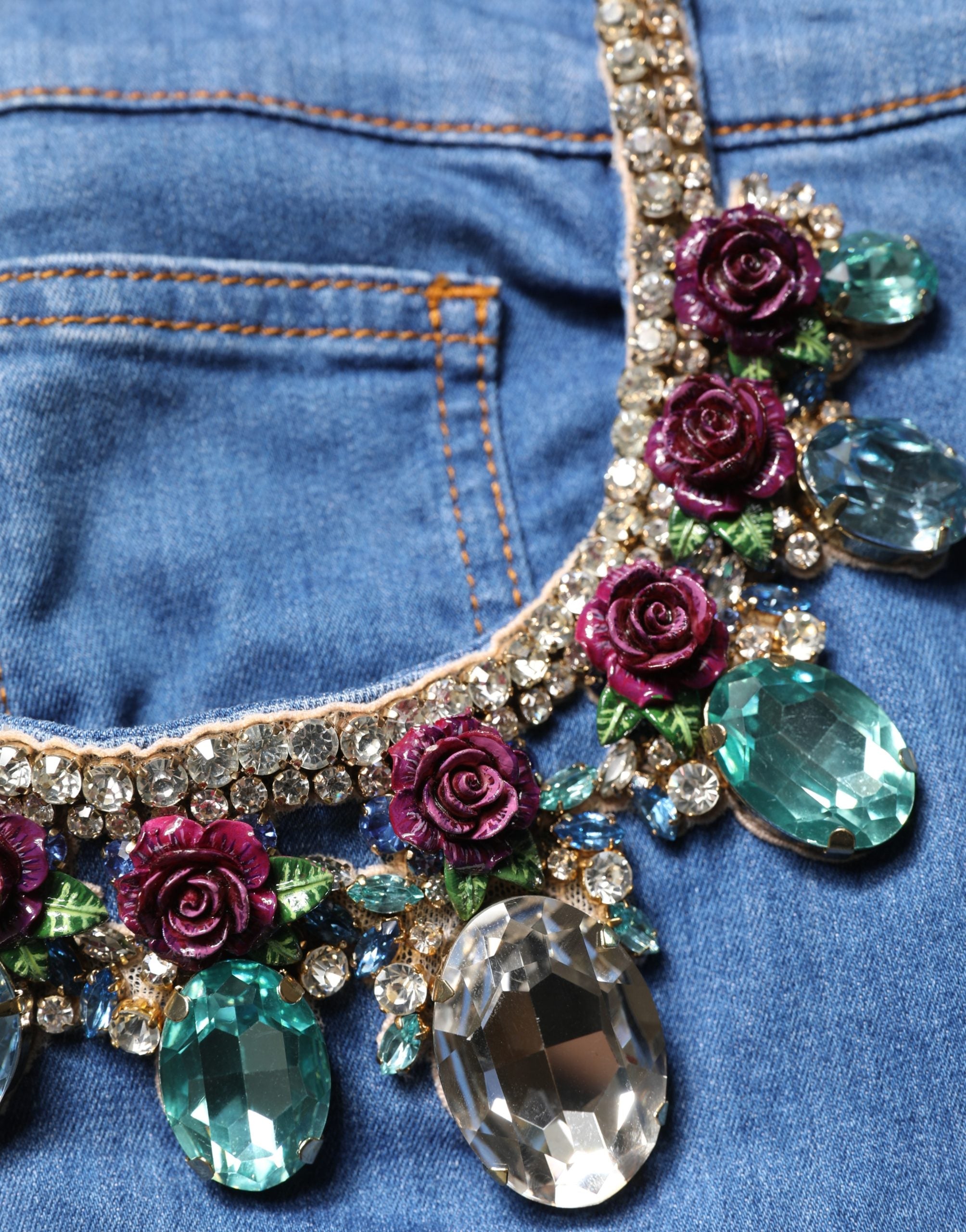 Shorts bermuda en coton bleu Dolce & Gabbana avec embellissements en denim, style décontracté et chic.