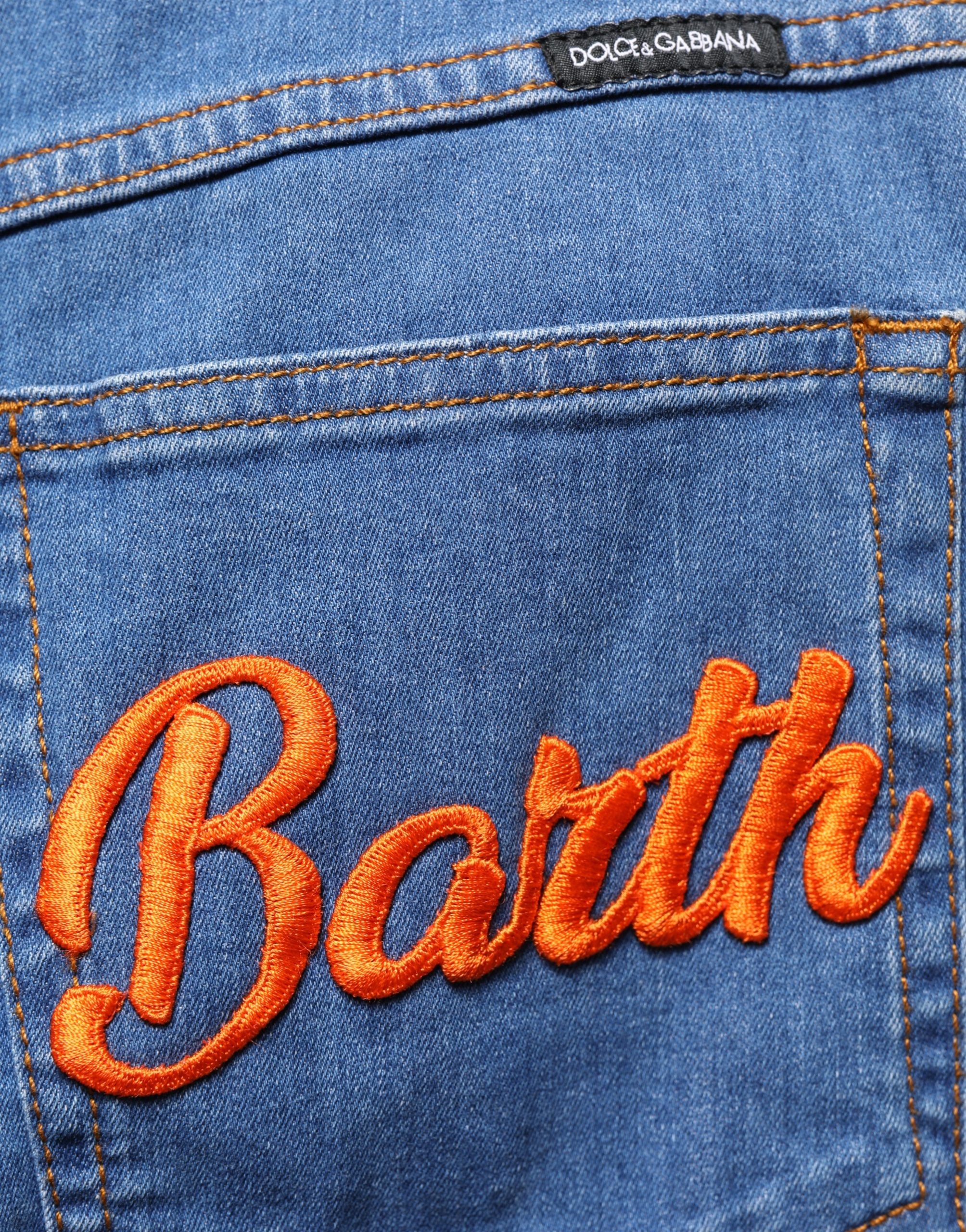 Jeans en jean coupés large et ornés de détails brillants, Dolce & Gabbana, denim bleu avec embellissements.