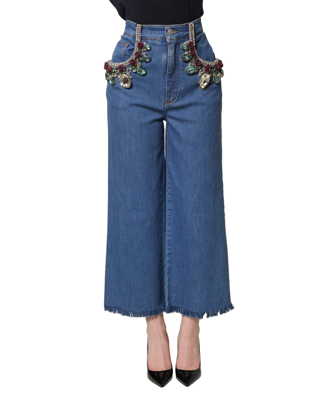 Jeans en denim large et court de Dolce & Gabbana avec embellissements bleus, mode tendance et style sophistiqué.