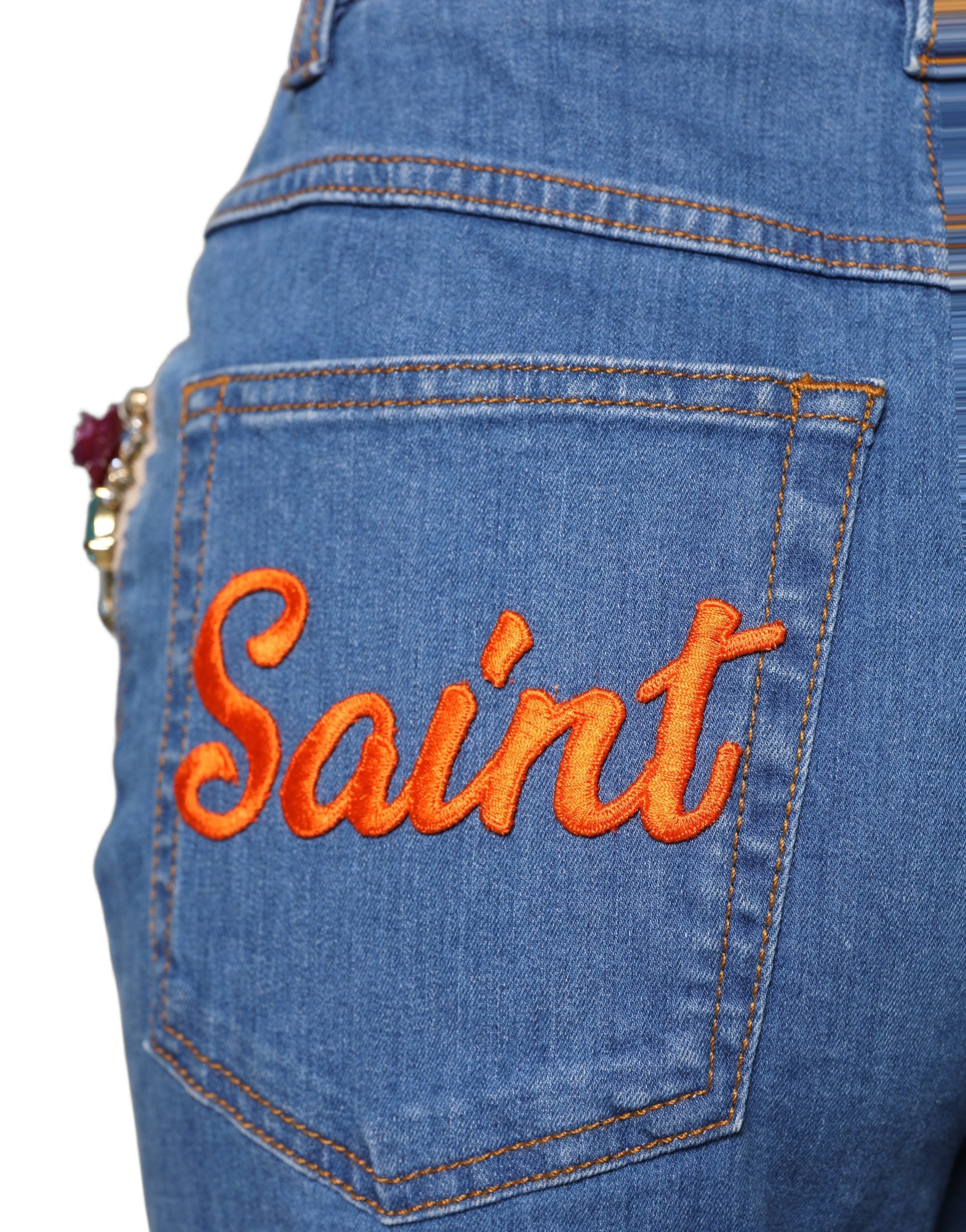 Jeans en denim large et court Dolce & Gabbana bleu avec embellissements, coupe cropped et détails tendance.