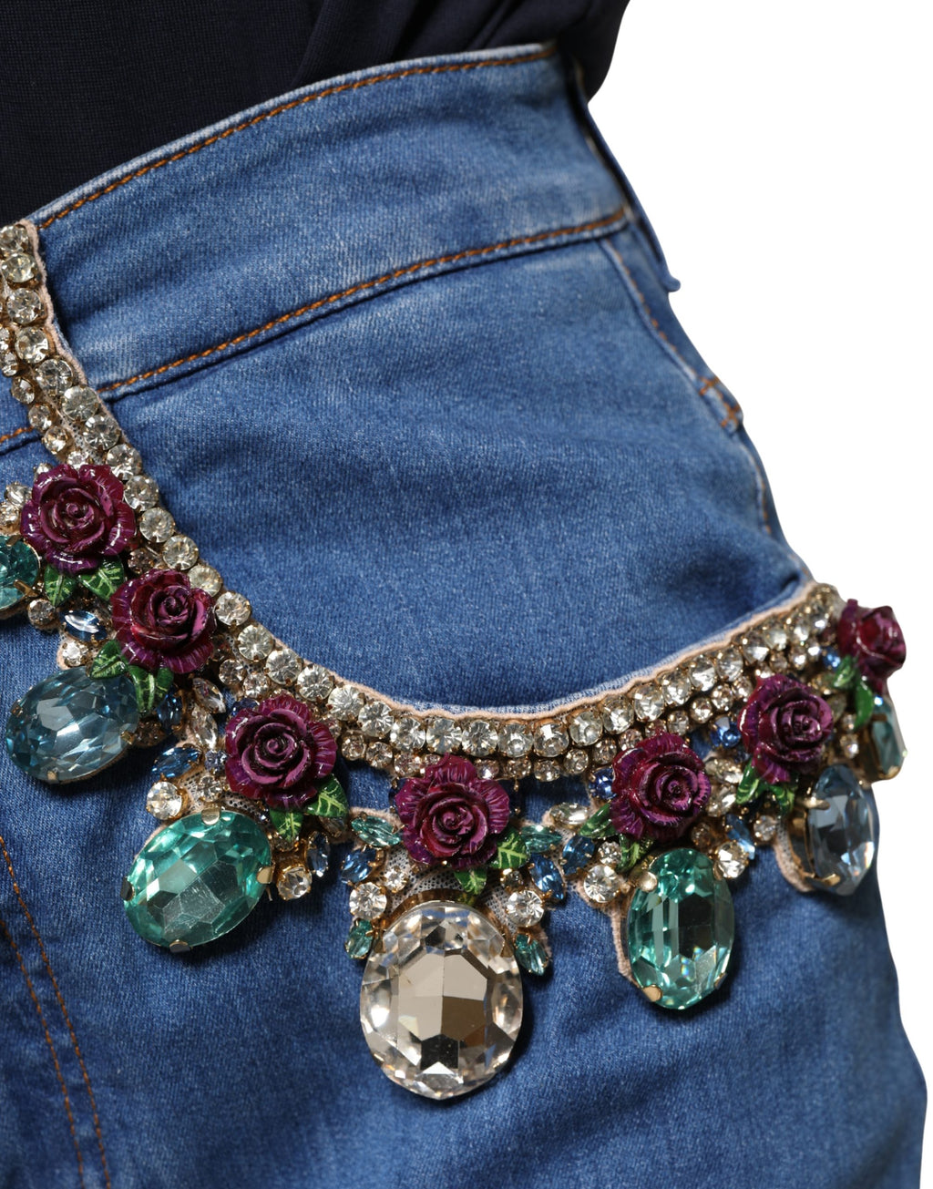 Jeans décontractés Dolce & Gabbana en denim bleu large, cropped, avec embellissements et détails tendance visibles sur l'image.
