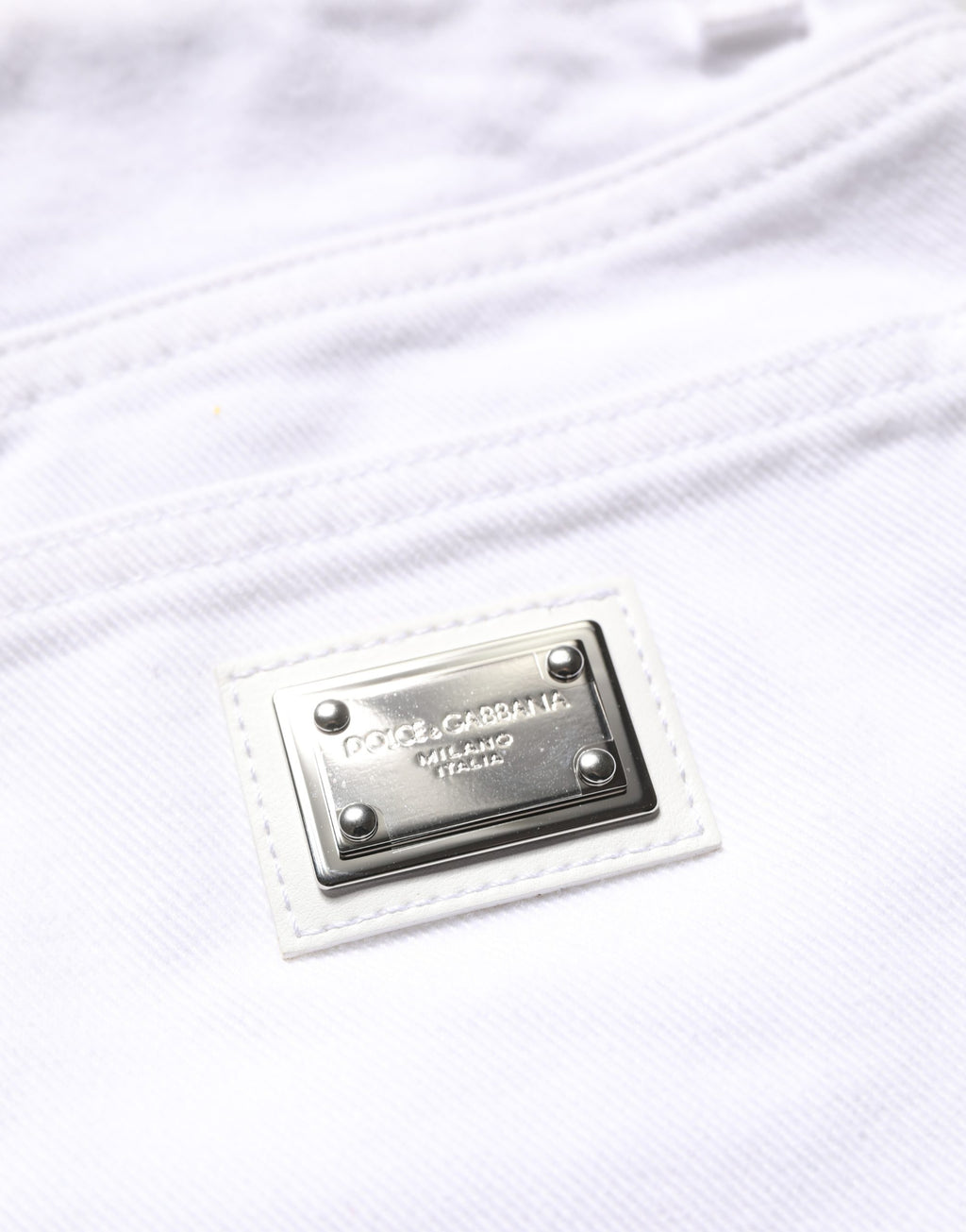 Shorts en denim blanc Dolce & Gabbana, taille haute, coupe courte, en coton, mode élégante et tendance pour femmes.