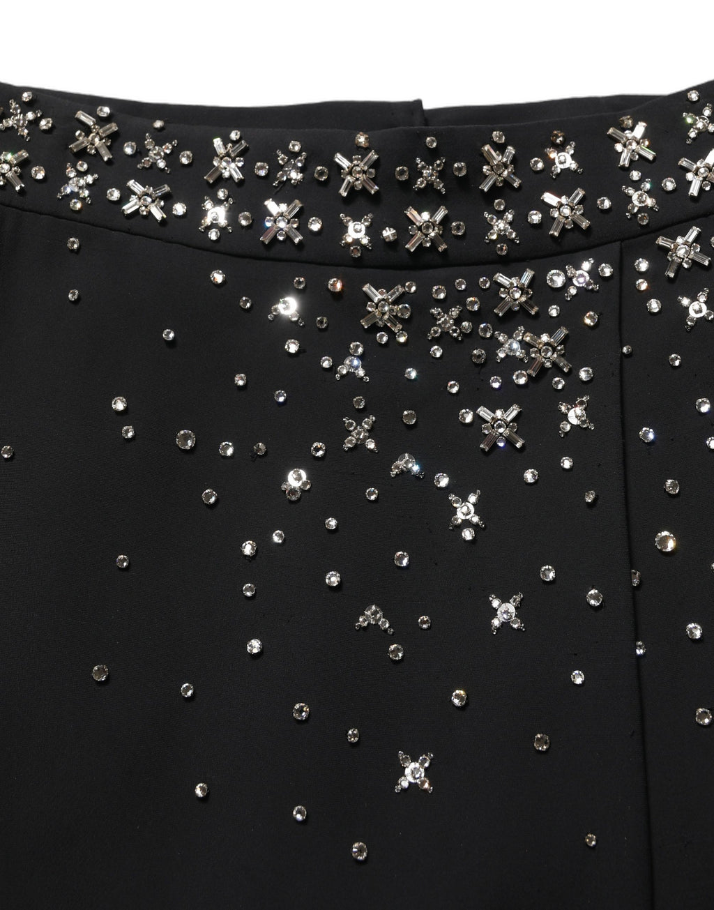 Jupe longue noire Dolce & Gabbana ornée de cristaux avec fente haute, tissu élégant et design sophistiqué.