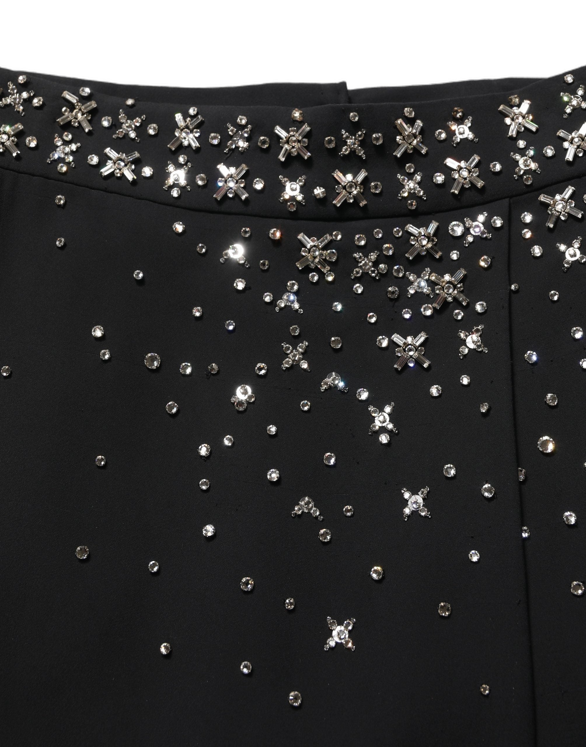 Jupe longue noire Dolce & Gabbana ornée de cristaux avec fente haute, tissu élégant et design sophistiqué.