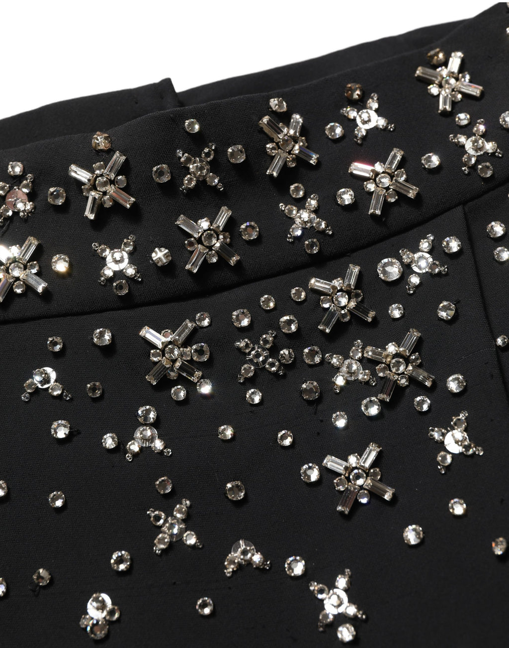 Jupe longue noire Dolce & Gabbana à fente haute avec ornements en cristal brillants, élégante et sophistiquée.