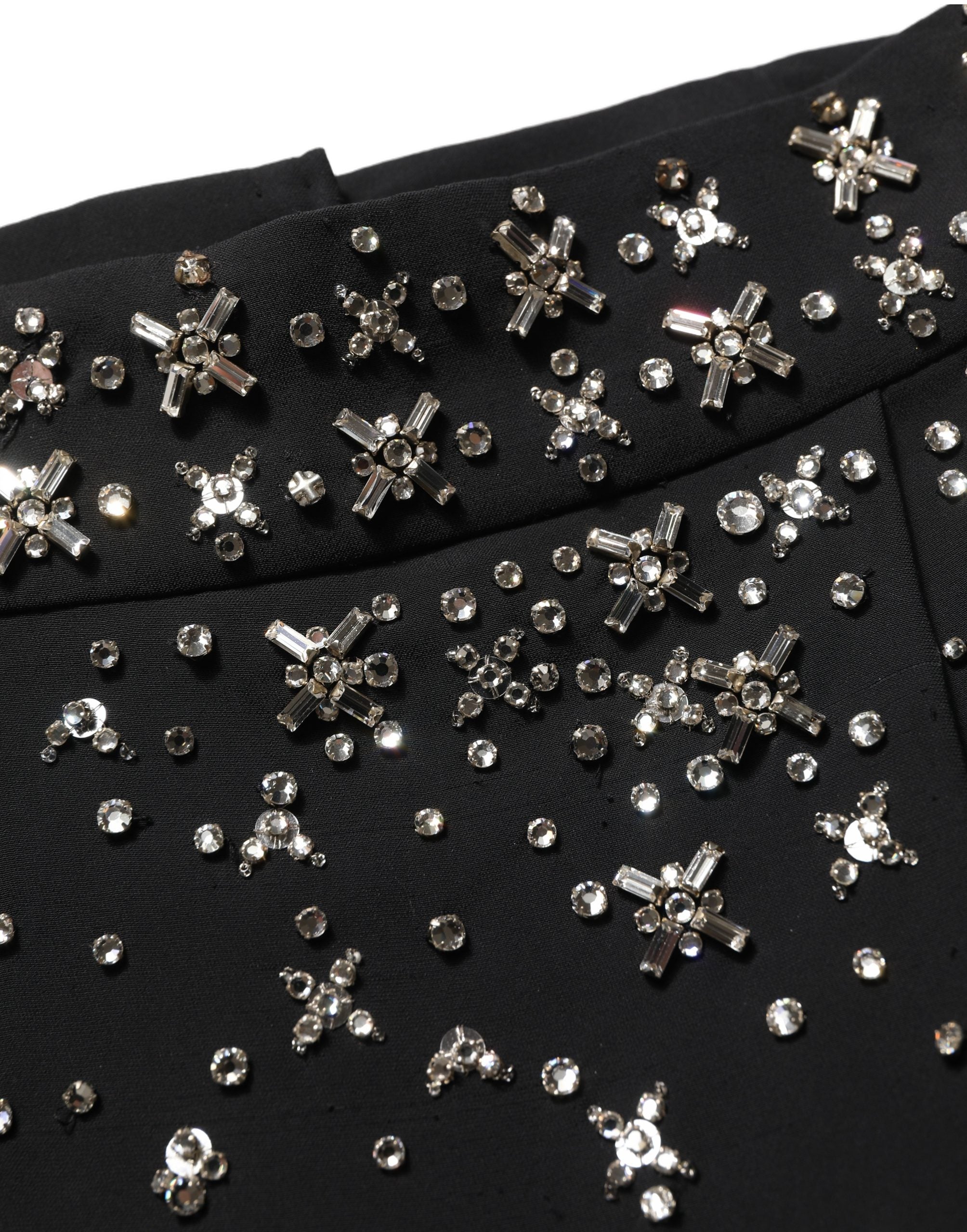 Jupe longue noire Dolce & Gabbana à fente haute avec ornements en cristal brillants, élégante et sophistiquée.