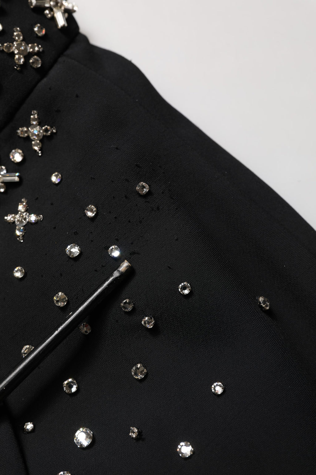 Jupe longue noire Dolce & Gabbana ornée de cristaux, haute fente et élégante pour une allure sophistiquée.
