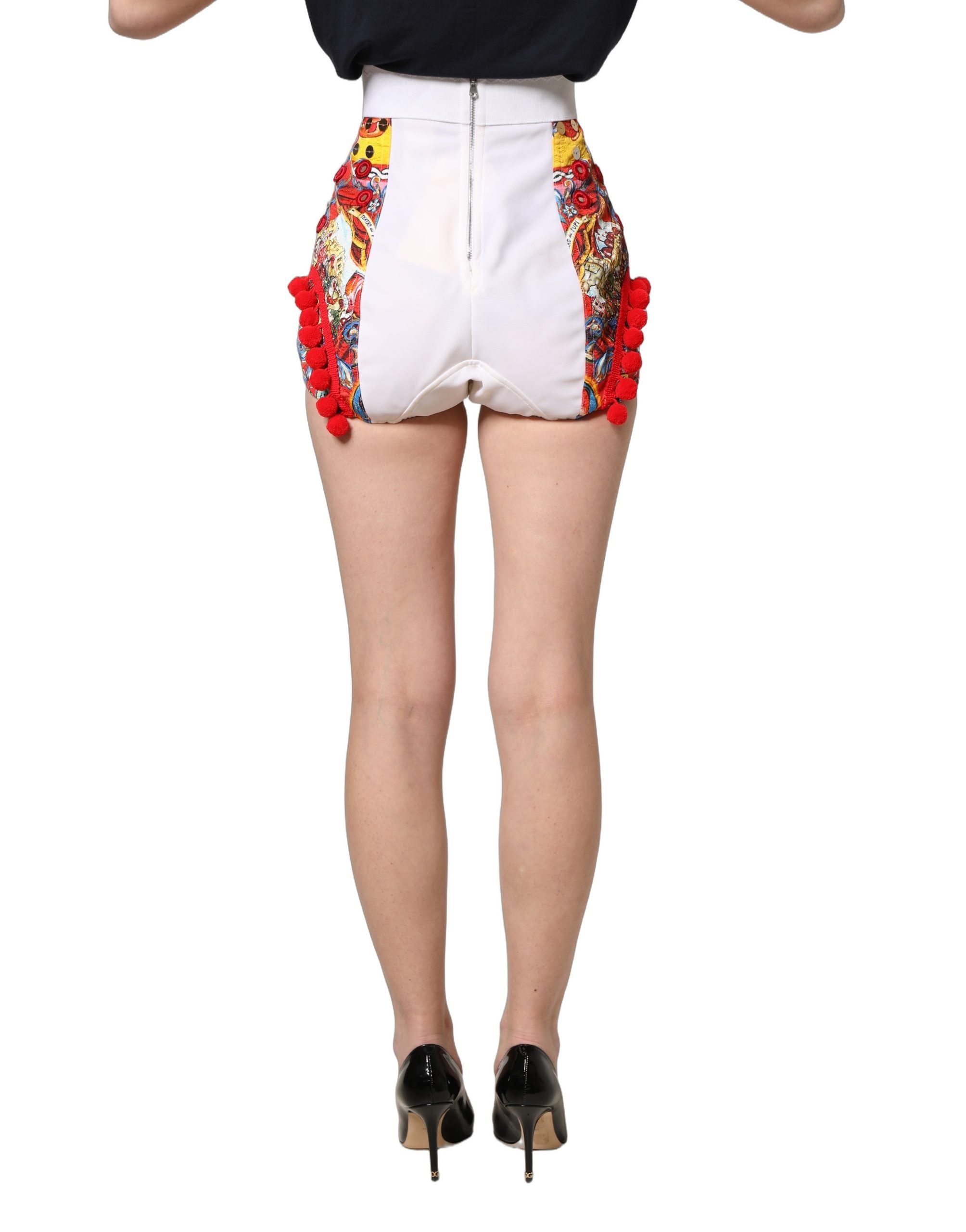 Jupe courte Dolce & Gabbana en brocart multicolore, ornée de bijoux, haute taille et style élégant.