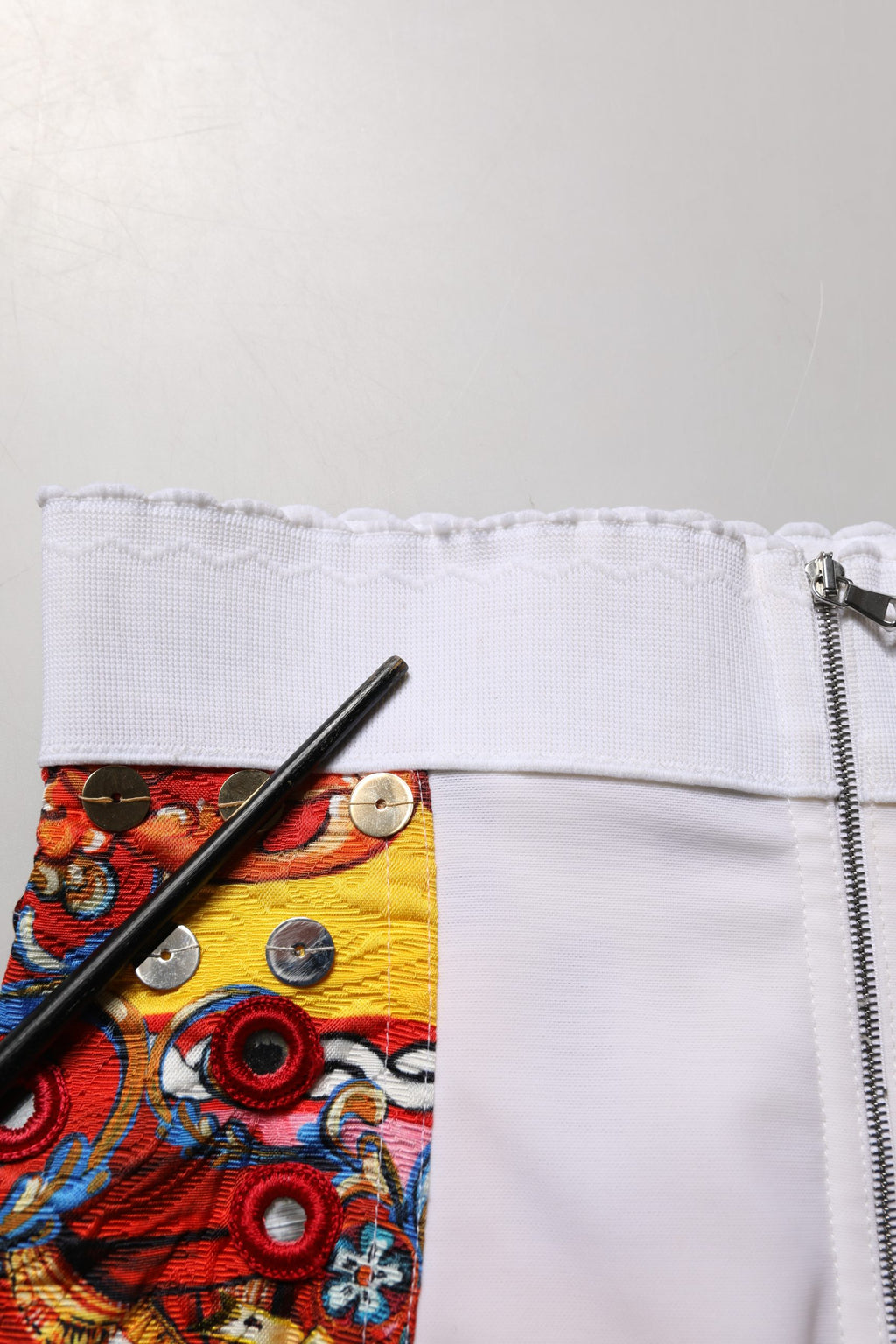 Jupes Dolce & Gabbana en brocart multicolore avec bijoux, taille haute, style court et élégant.