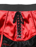 Mini jupe rouge en satin à taille haute et style corset de Dolce & Gabbana, élégante et sophistiquée.