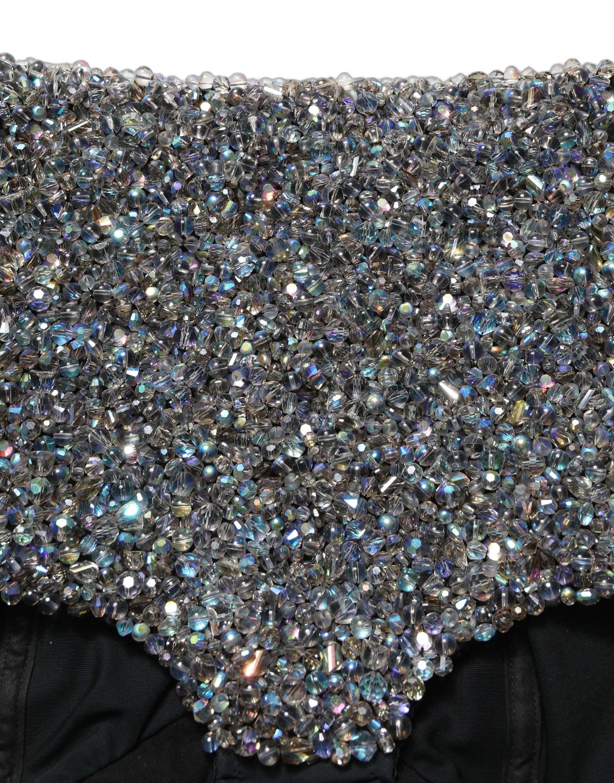 Shorts Dolce & Gabbana en cuir noir à taille haute avec strass, mode chic et glamour visible sur cette image.