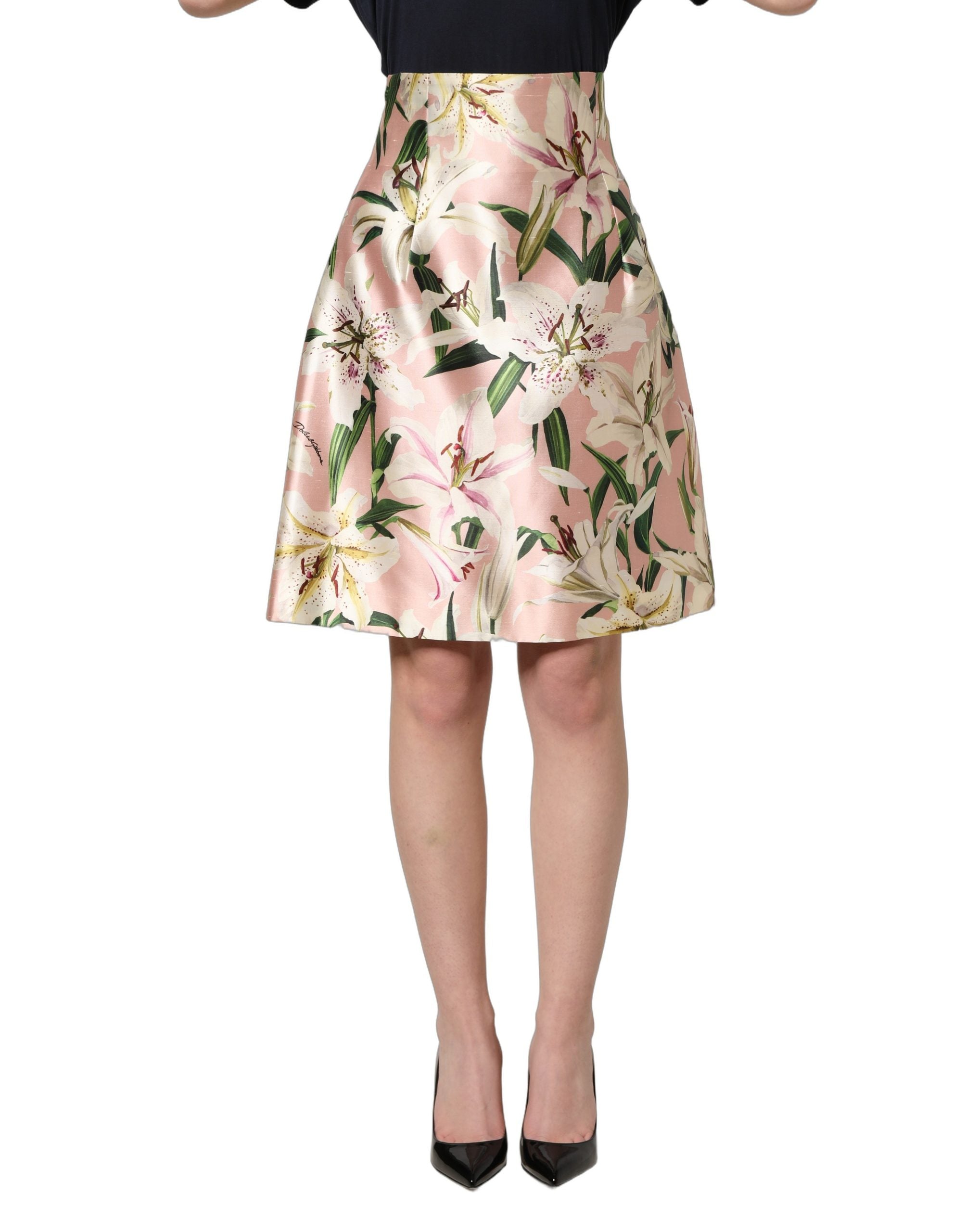 Jupe longue taille haute Dolce & Gabbana en tissu rose avec motif de lys, longueur genou, style élégant et féminin.