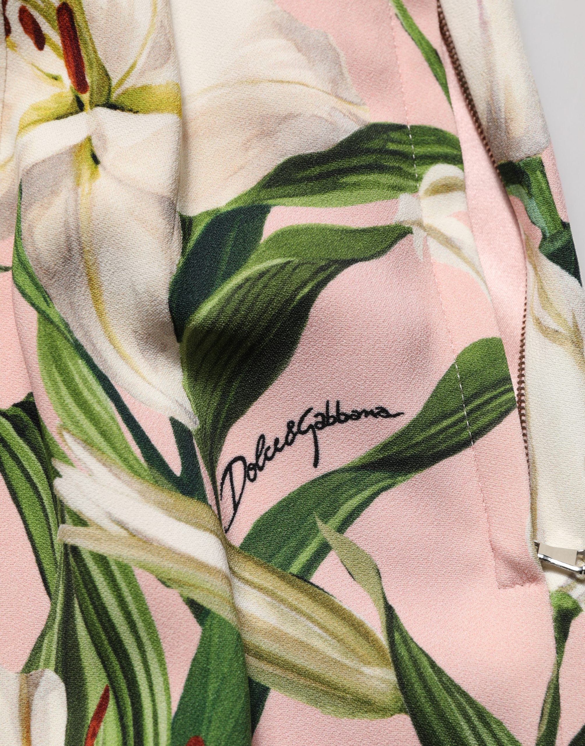 Jupe crayon rose Dolce & Gabbana avec imprimé Lilium à taille haute, élégante et féminine, en tissu fluide.