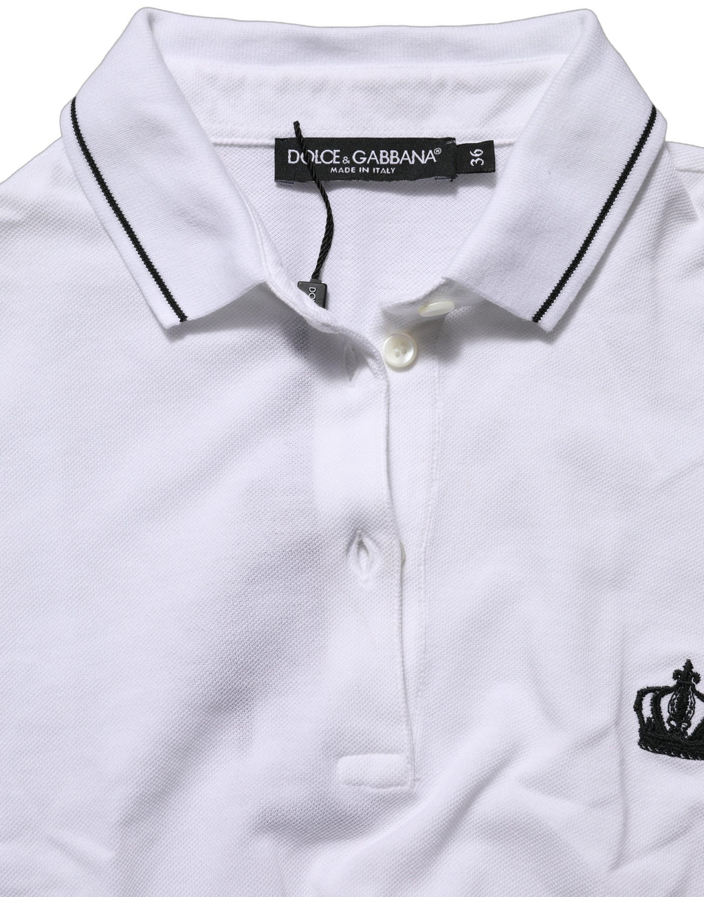 Polo homme Dolce & Gabbana blanc en coton avec col orné d'une couronne, manches courtes, style élégant et tendance.