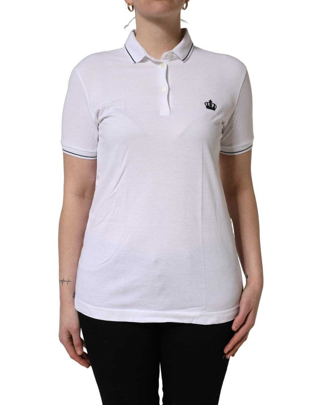 Polo Dolce & Gabbana en coton blanc avec broderie de couronne, manches courtes et col classique, porté sur mannequin.