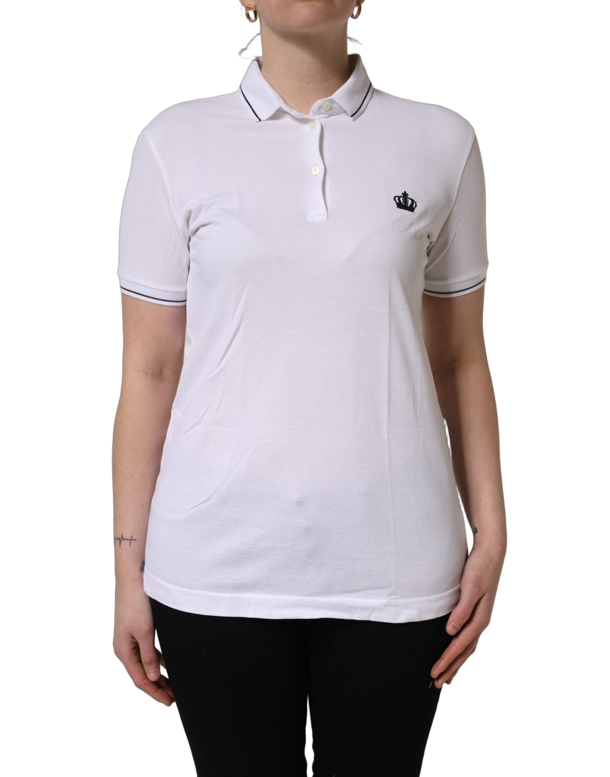 Polo Dolce & Gabbana en coton blanc avec broderie de couronne, manches courtes et col classique, porté sur mannequin.