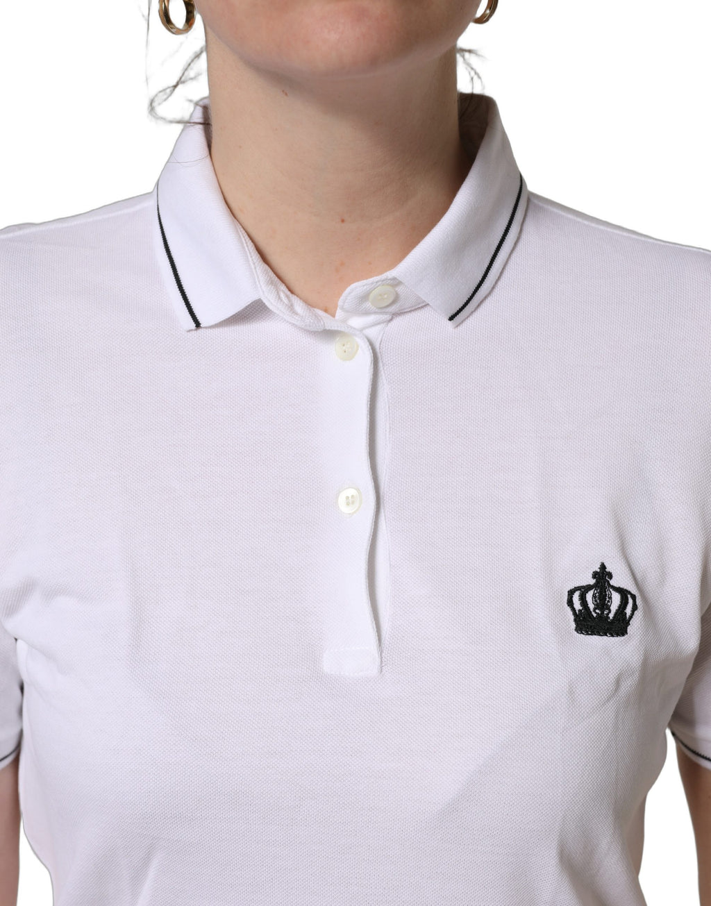 Polo à manches courtes blanc en coton Dolce & Gabbana avec logo en or sur la poitrine, style élégant et classique.