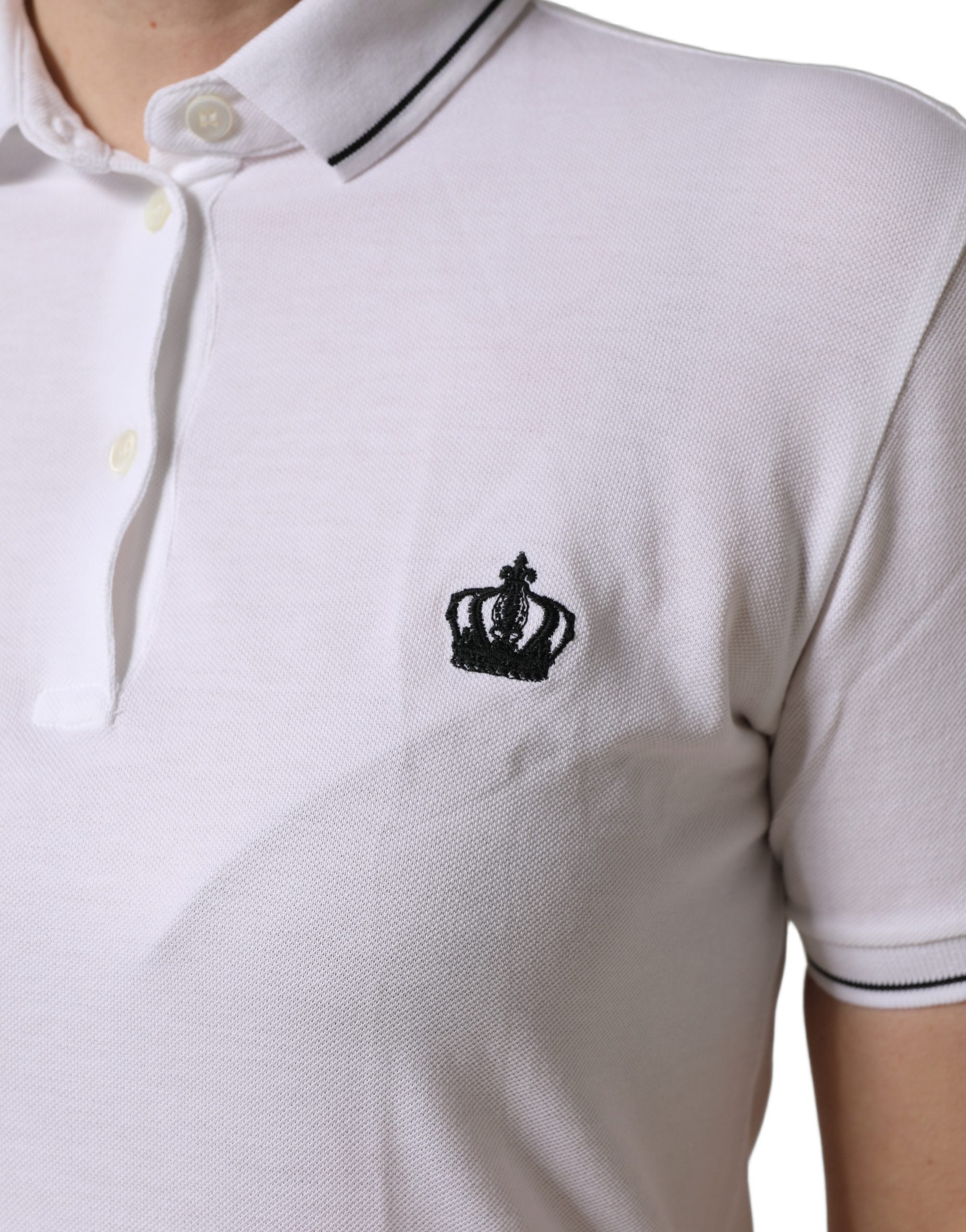 Polo homme Dolce & Gabbana blanc en coton avec col en forme de couronne, manches courtes, style élégant et classique.