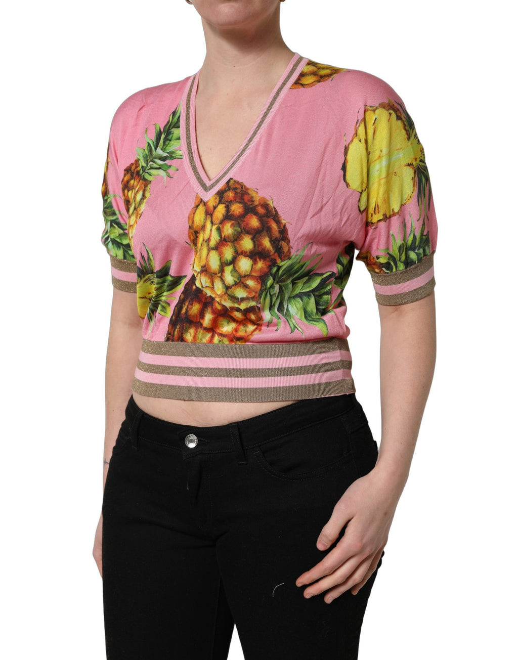 Top court Dolce & Gabbana en coton rose avec motif ananas, col en V et manches courtes, style cropped.