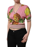 Top court Dolce & Gabbana en coton rose avec motif ananas, col en V et manches courtes, style cropped.