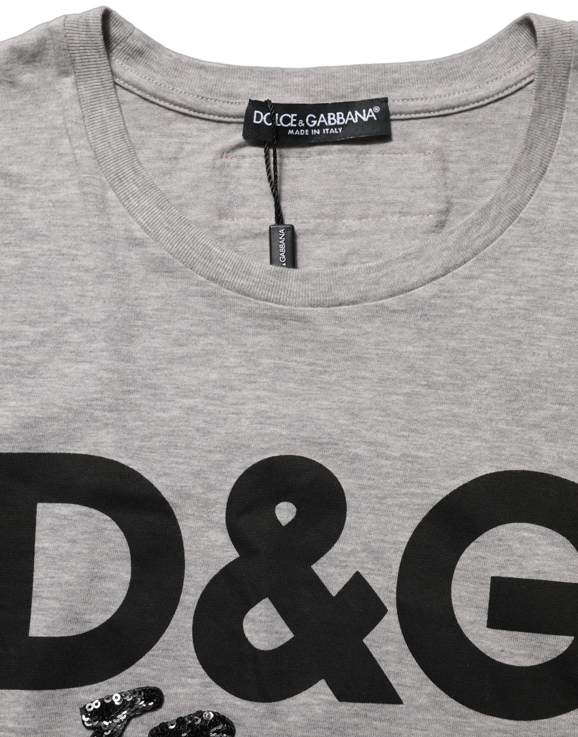 T-shirt gris en coton Dolce & Gabbana avec logo imprimé à col ras du cou, vue de face.