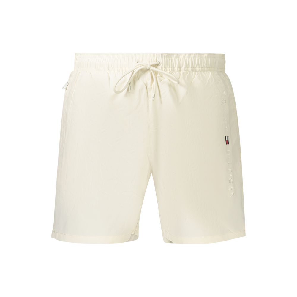 Shorts pour hommes Tommy Hilfiger en polyester beige, avec ceinture et poches, parfaits pour un style décontracté.