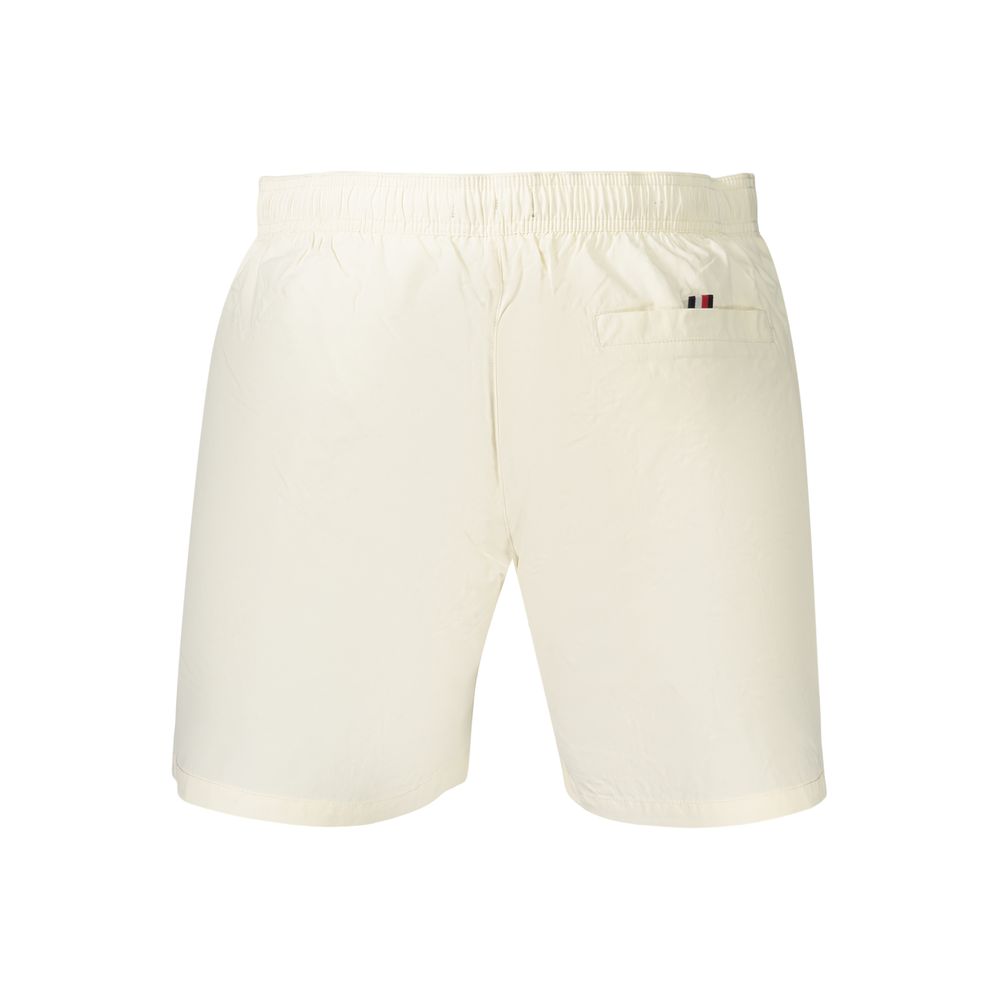 Shorts pour hommes en polyester beige de la marque Tommy Hilfiger, vue en gros plan sur le produit.