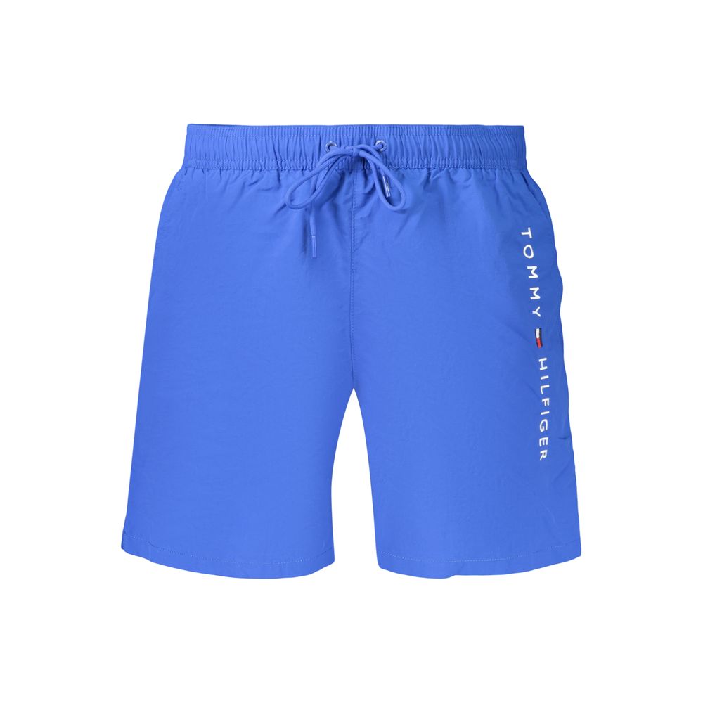 Shorts pour hommes en polyester bleu de la marque Tommy Hilfiger, avec ceinture et poches visibles.