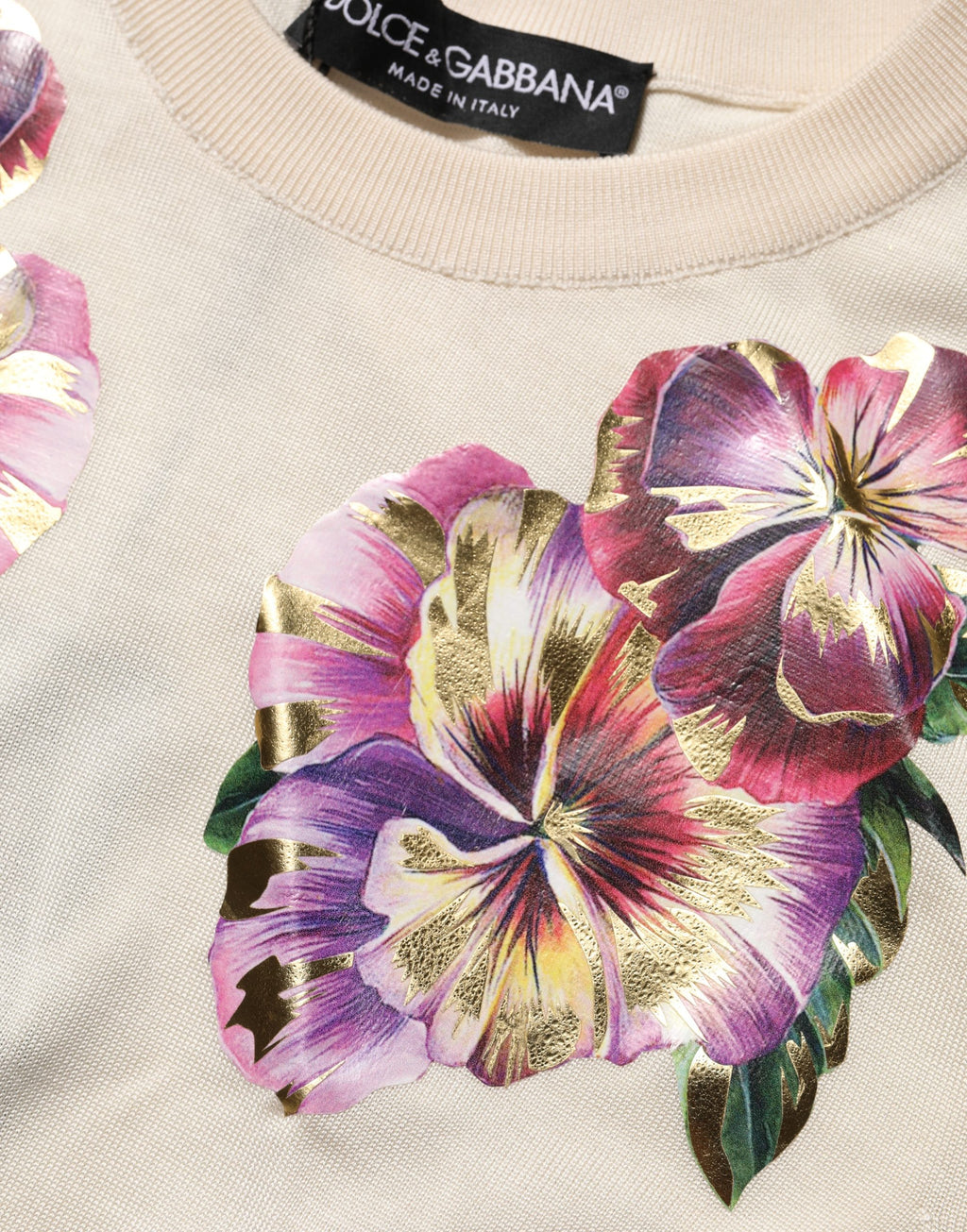 Pull-over en soie beige à fleurs Dolce & Gabbana, col rond, élégant haut à motif floral pour femme.