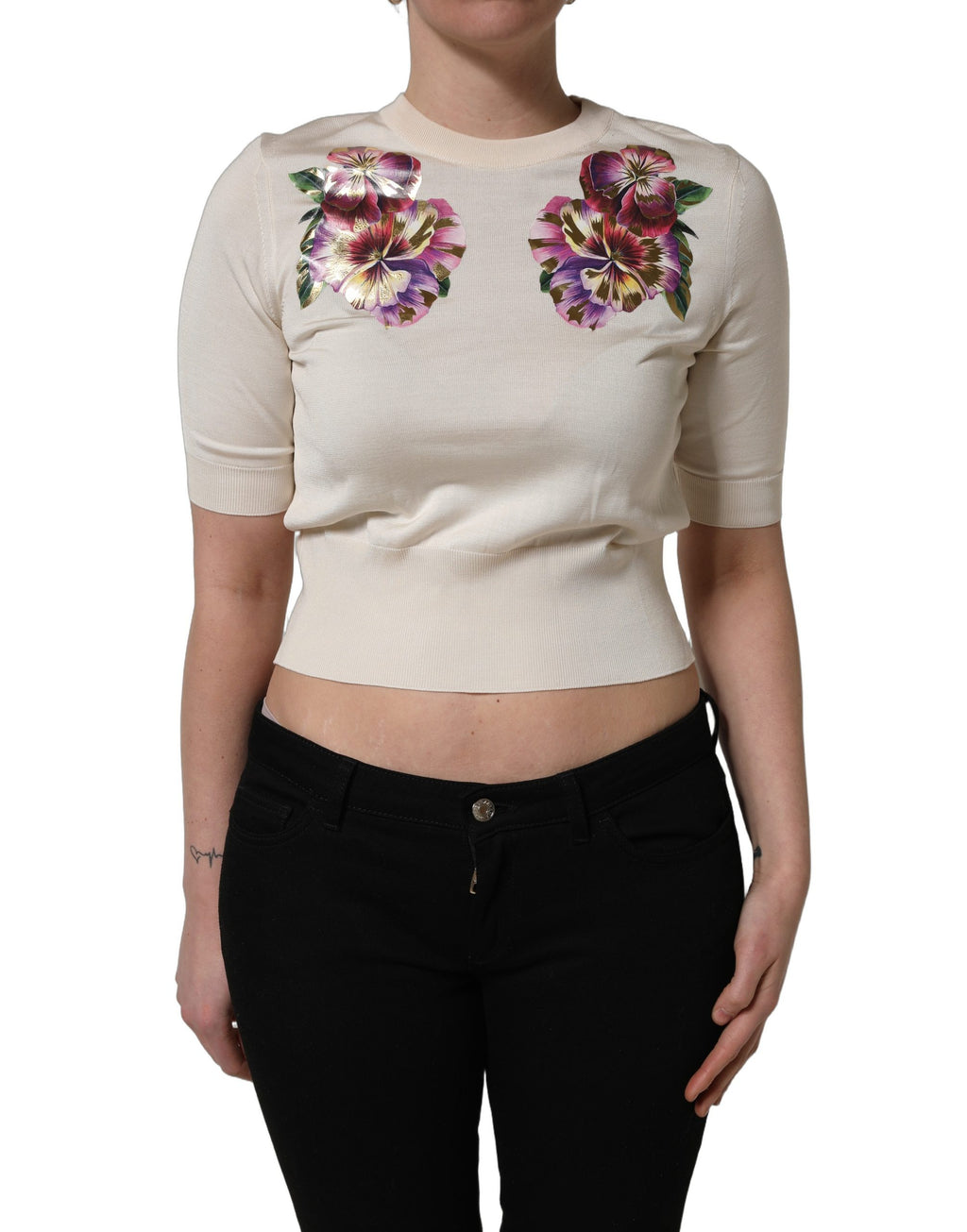 Pull-over en soie beige à fleurs Dolce & Gabbana, col rond, avec motif floral élégant visible sur l'image.