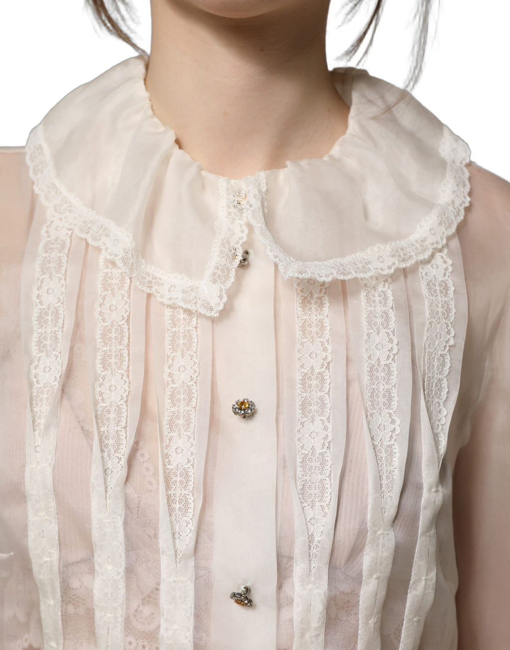 Chemise en soie blanche à volants et boutons de Dolce & Gabbana, blouse transparente élégante.