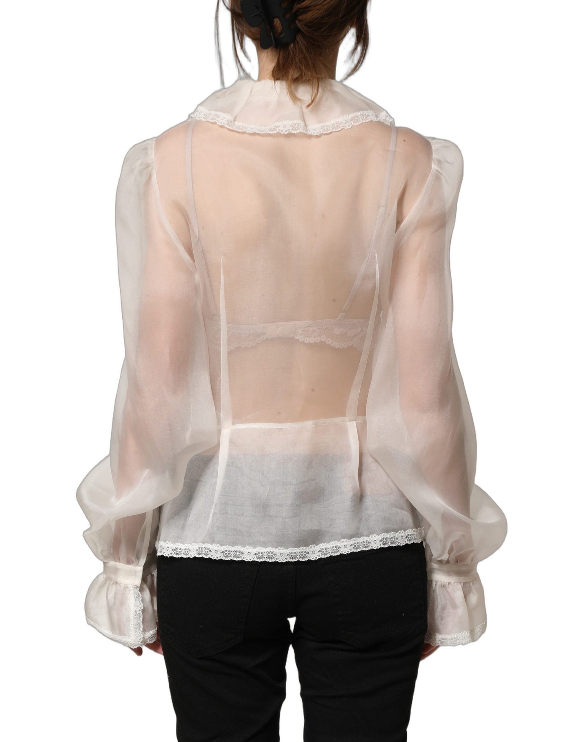 Blouse blanche en soie translucide à volants et boutons de Dolce & Gabbana, style élégant et féminin.