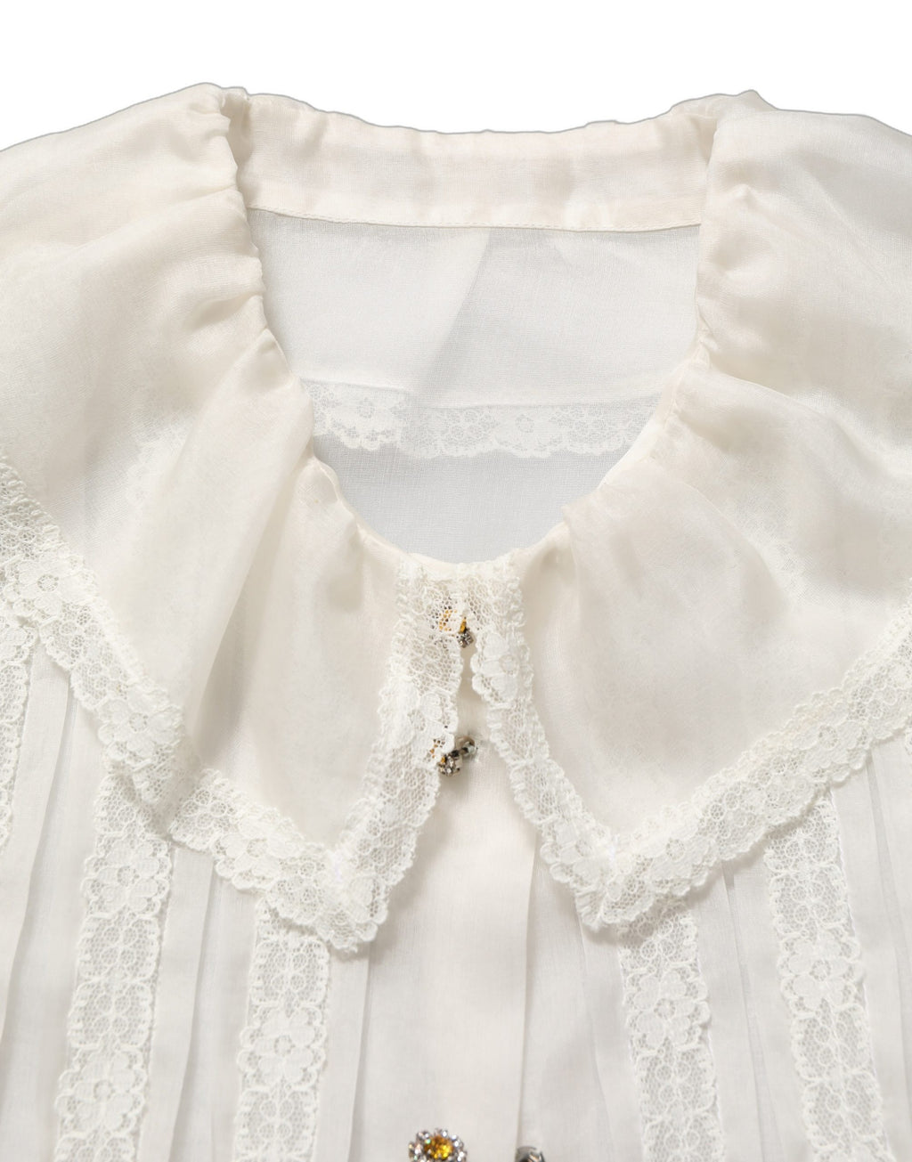 Blouse en soie blanche à volants et boutons de Dolce & Gabbana, transparente et élégante, portée décontractée ou habillée.
