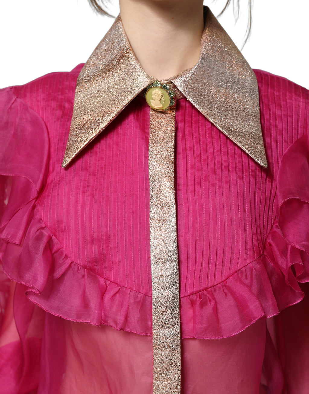 Blouse en chiffon rose fuchsia transparente avec boutons de la marque Dolce & Gabbana, manches longues et coupe fluide.