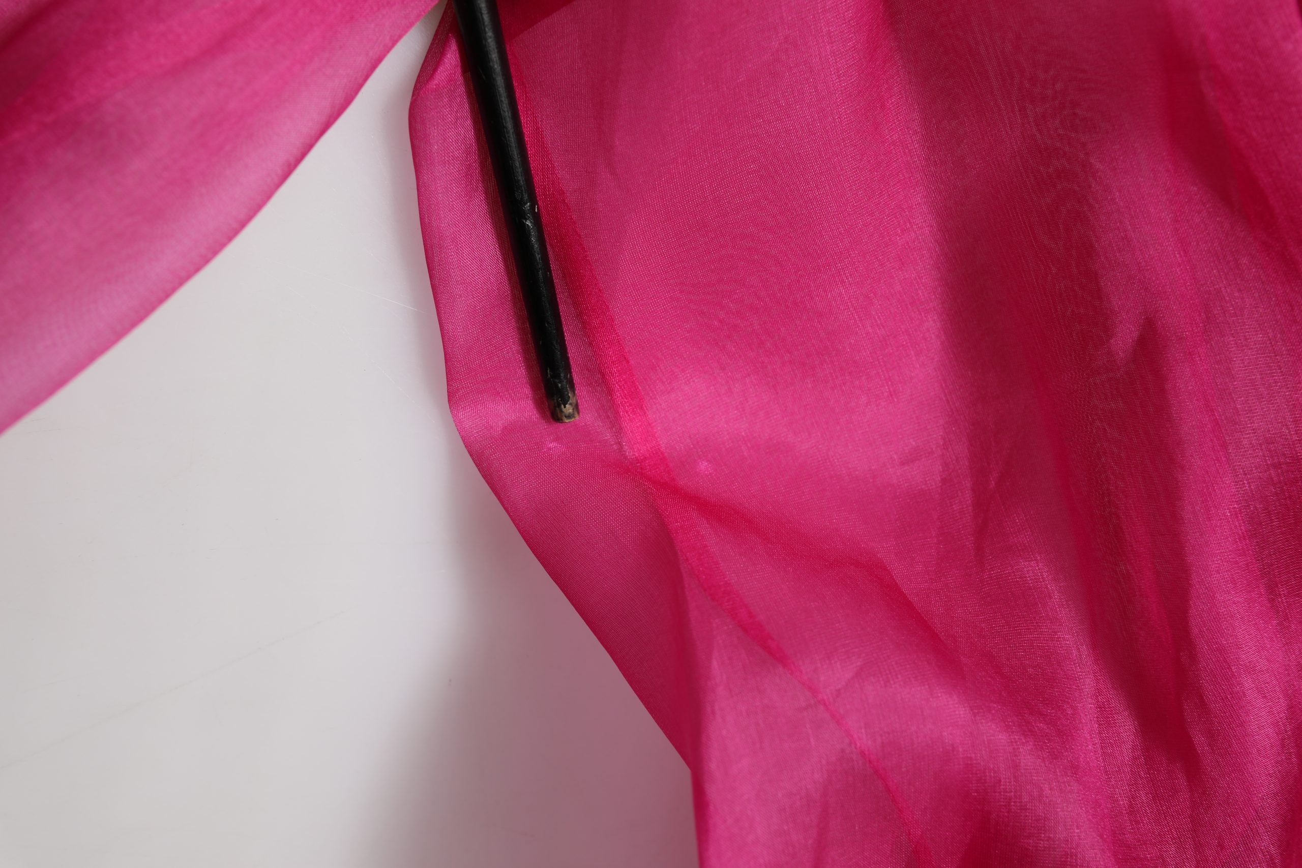 Blouse en chiffon transparent fuchsia de Dolce & Gabbana avec boutons, élégante et légère, pour un look sophistiqué.
