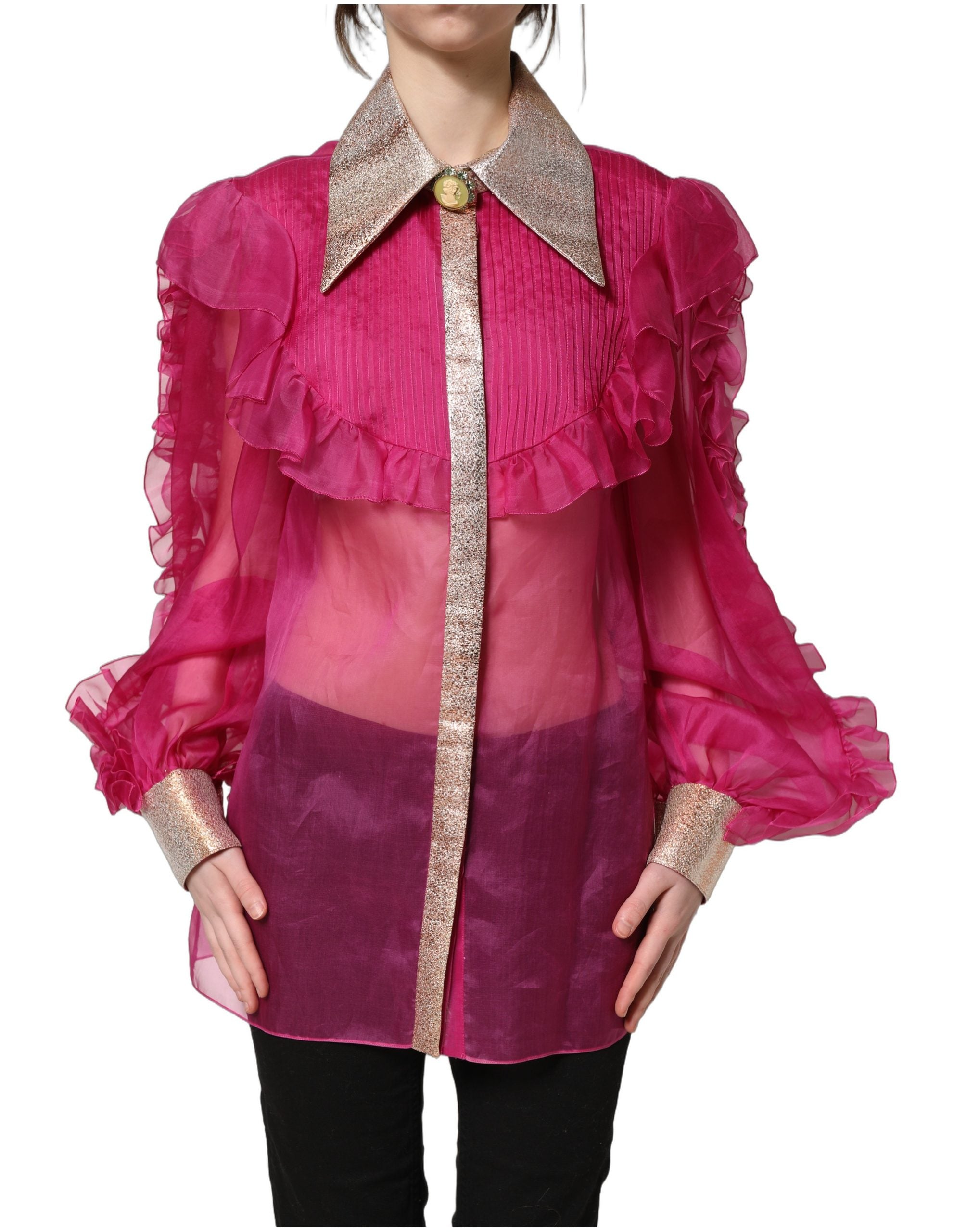 Blouse en chiffon transparent fuchsia Dolce & Gabbana avec boutons, vue de face sur une mannequin.