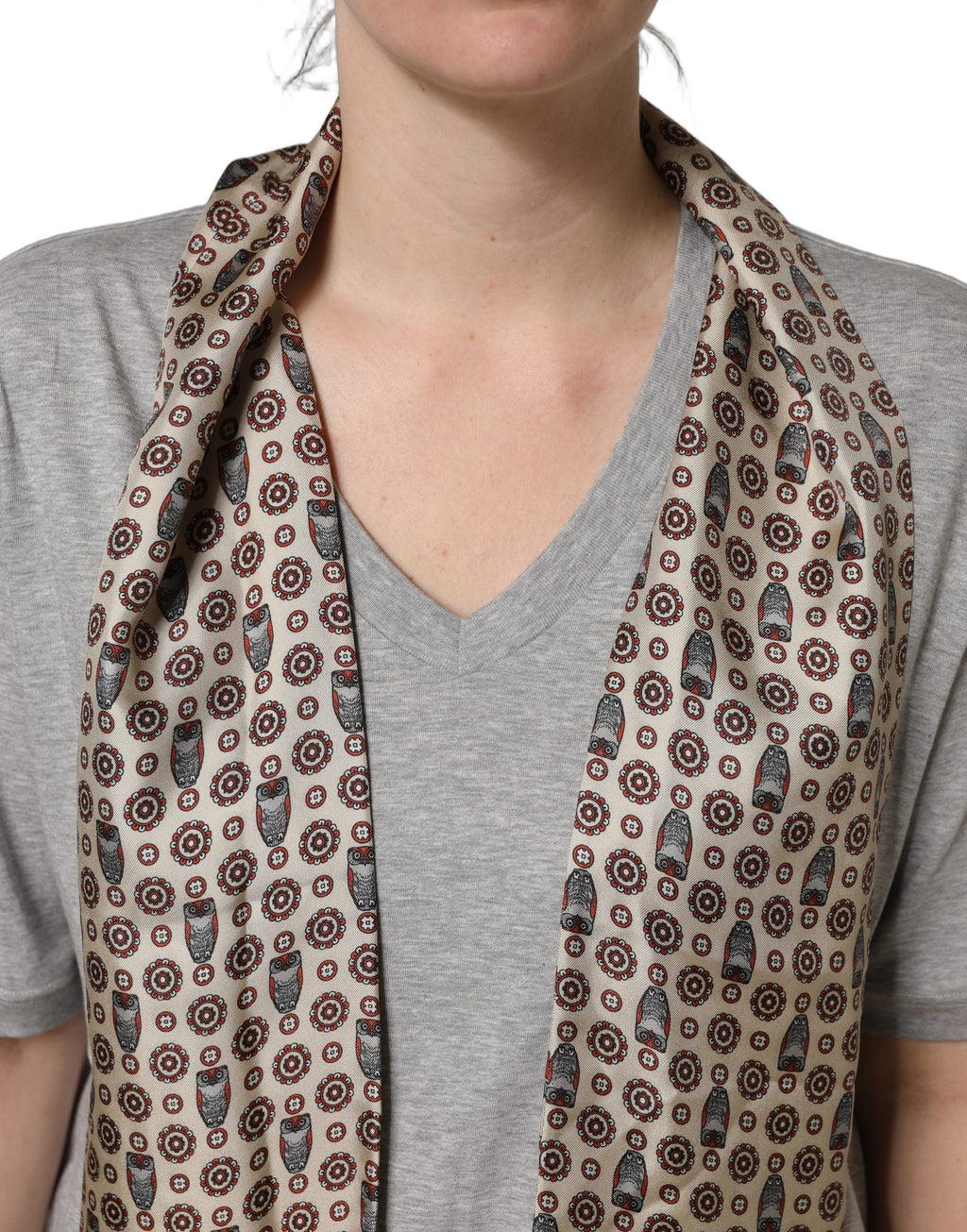 T-shirt gris en coton Dolce & Gabbana avec col en V et motif hibou, fabriqué en soie, vue de face.