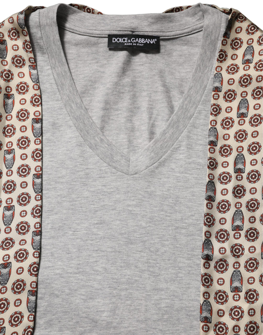 T-shirt en coton gris Dolce & Gabbana avec col en V et motif chou imprimé, style élégant et décontracté.