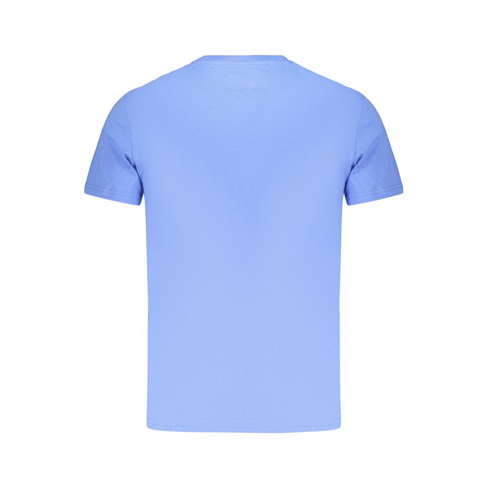 T-shirt homme Tommy Hilfiger en coton bleu clair, coupe classique, porté sur modèle, visible en gros plan.