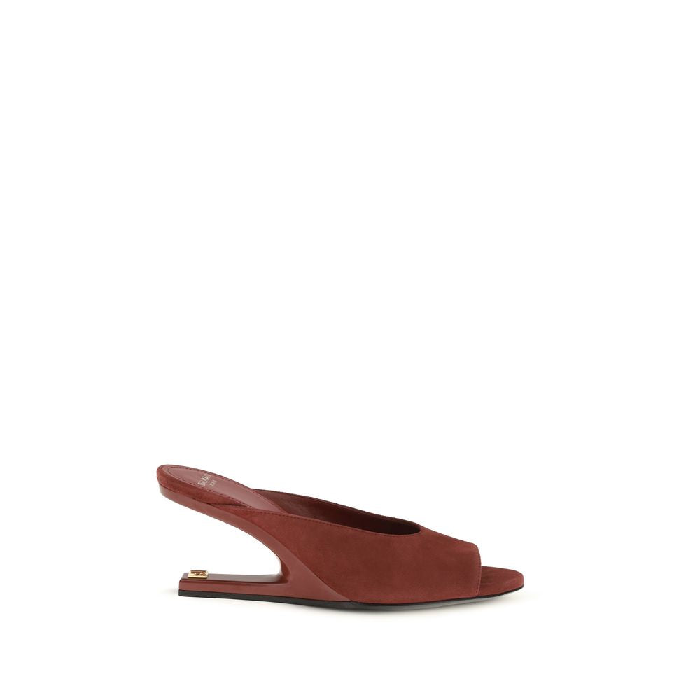 Mules en chèvre Bordeaux Balmain, silhouette élégante avec talon moyen, détails de finition sophistiqués visibles sur l'image.