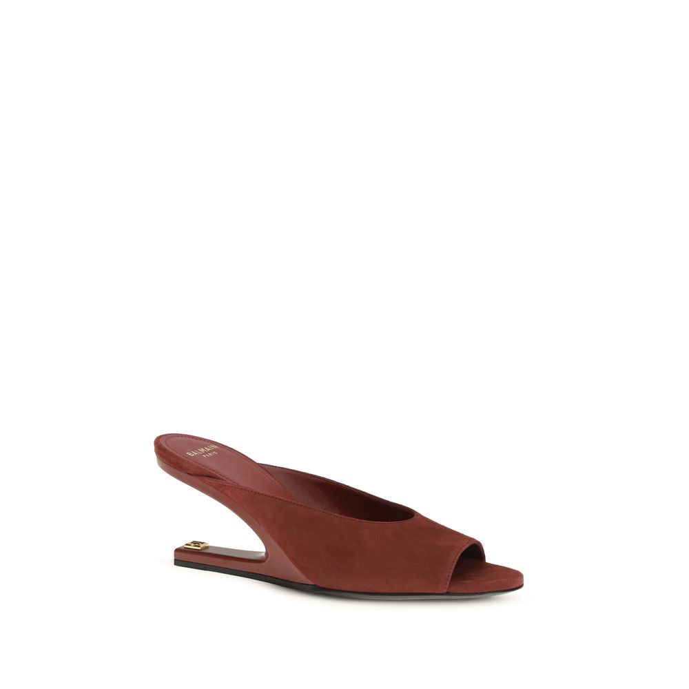 Mules en peau de chèvre Bordeaux de la marque Balmain, avec design élégant et détails sophistiqués.