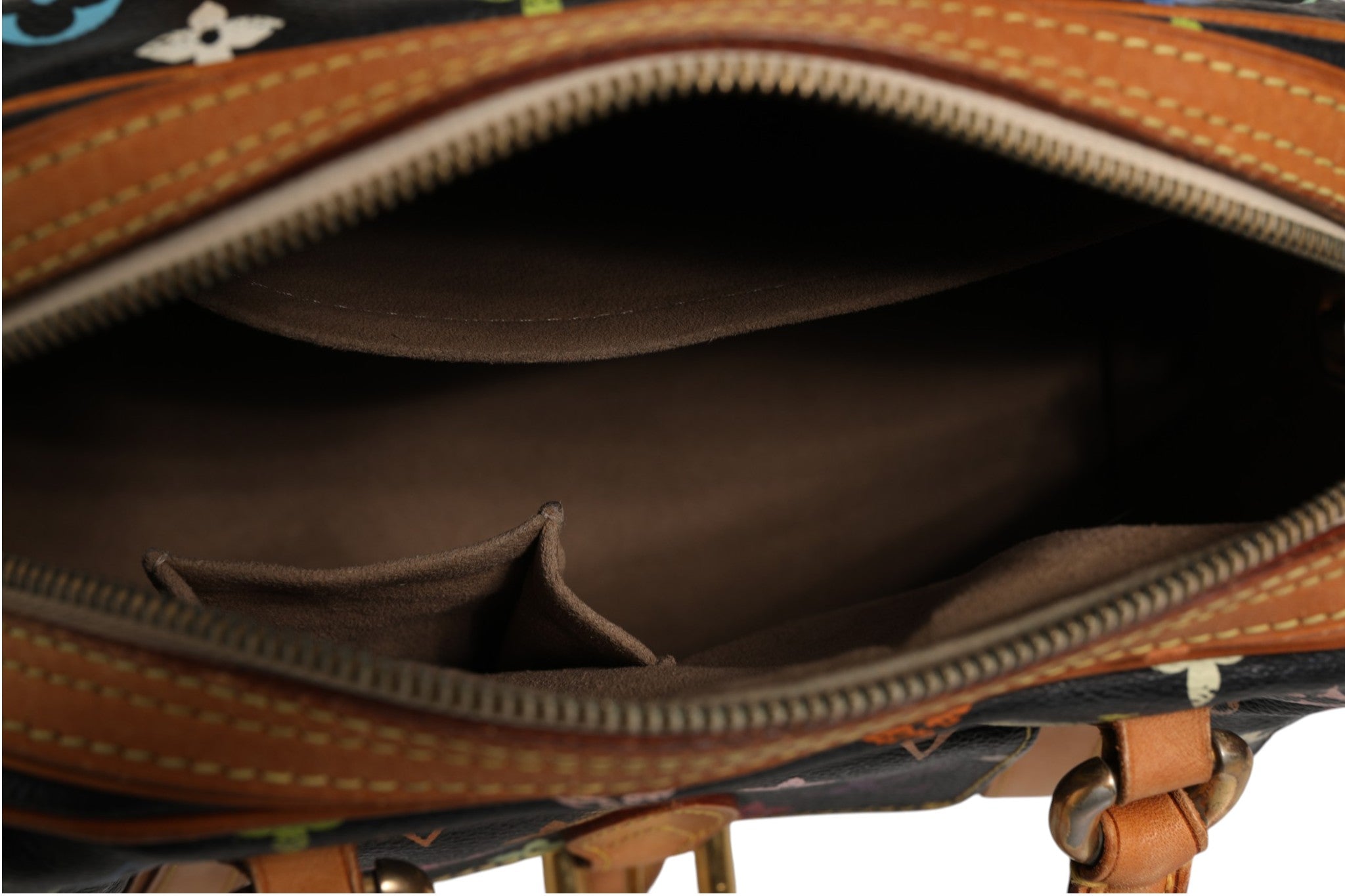Sac à main Louis Vuitton Priscilla en toile Monogram multicolore et fond noir, élégant et sophistiqué.