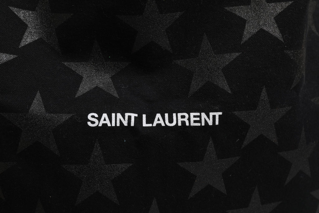 Sac cabas noir Saint Laurent Rive Droite avec imprimé étoile, grand sac en cuir avec poignées robustes et design élégant.