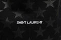 Sac cabas noir Saint Laurent Rive Droite avec imprimé étoile, grand sac en cuir avec poignées robustes et design élégant.