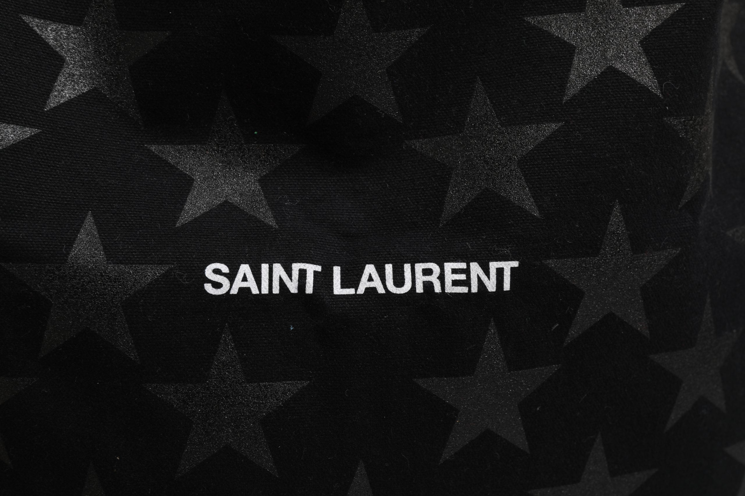 Sac cabas noir Saint Laurent Rive Droite avec imprimé étoile, grand sac en cuir avec poignées robustes et design élégant.
