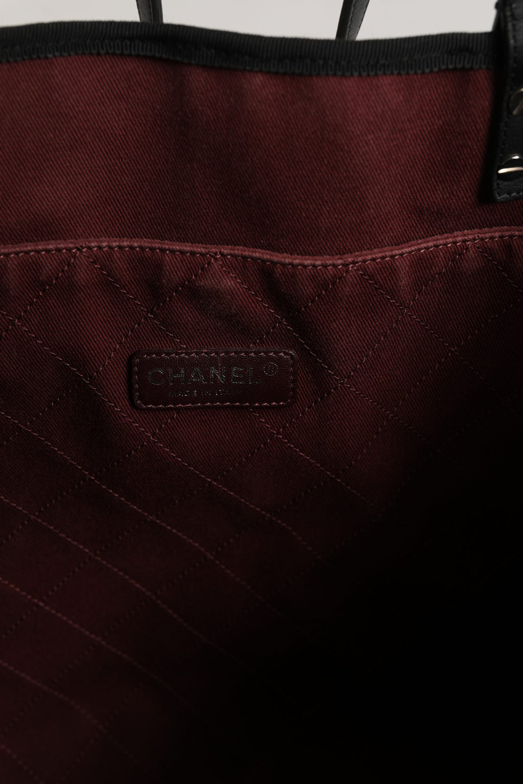 Sac cabas Chanel Ladies First en toile blanche et noire, élégant et spacieux, pour femmes.